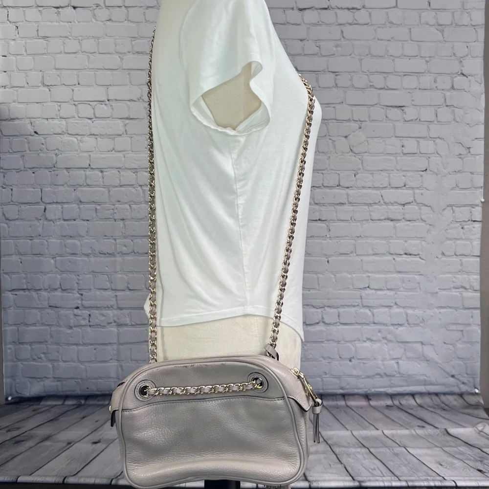 Tory Burch Pebbled Leather Shoulder Bag in Light Gray with Gold Hardware - Picture 2 of 15